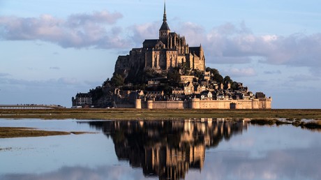 Des dizaines de Gilets jaunes se rassemblent au Mont-Saint-Michel pour dénoncer le 49-3