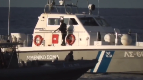 Des gardes-côtes grecs tirent en direction d'une embarcation de migrants en mer Egée