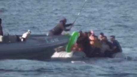 Grèce : des gardes-côtes tentent de faire couler un bateau rempli de migrants