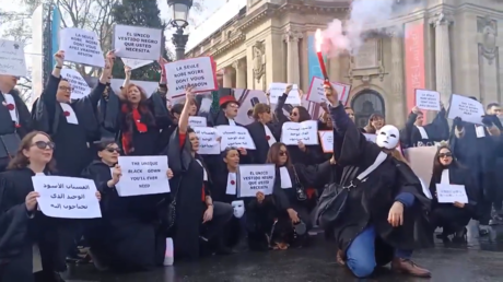 Avocats en grève à la fashion week : «La seule robe noire dont vous avez vraiment besoin»