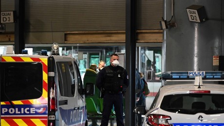 Un policier sécurise une zone en gare de Lyon-Perrache alors qu'un bus venu de Milan a été bloqué le 24 février pour suspicion de passagers contaminés (image d'illustration).