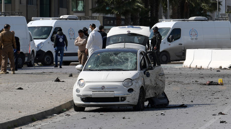 Un double attentat-suicide près de l'ambassade américaine à Tunis tue un policier