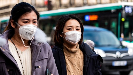 Au nom de la loi anti-burqa, des faux policiers français escroquent des Chinois portant un masque