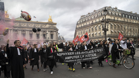 Course relais pour la justice: des centaines d'avocats se mobilisent contre la réforme des retraites