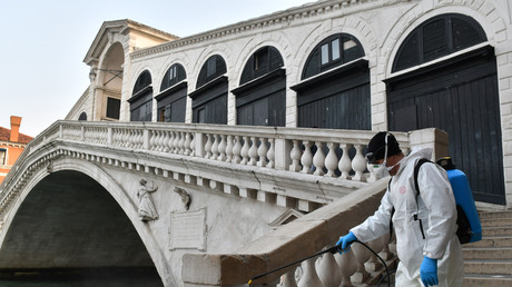 Un employé municipal désinfecte un espace public à Venise, le 11 mars 2020 (Image d'illustration).