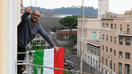 Les Italiens combattent le coronavirus en musique depuis les balcons