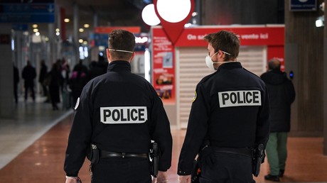 Des policiers portent des masques protecteurs, à l'aéroport Charles de Gaulle, le 26 janvier 2020 à Roissy-en-France (95) (image d'illustration).