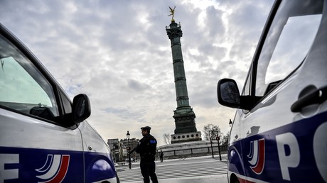 Patrouille de police place de la Bastille à Paris, le 17 mars alors que le confinement vient d'être mis en place.