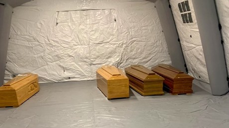 Cercueils alignés sous une tente à proximité de l'hôpital de Bergame en Italie.