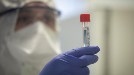 Un opérateur de laboratoire effectue des tests sur un échantillon potentiellement infecté par le Covid-19 à l'hôpital Henri Mondor à Créteil, près de Paris, le 6 mars 2020.