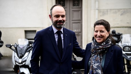 L'ancienne ministre de la Santé Agnès Buzyn pose avec le Premier ministre Edouard Philippe lors de sa campagne municipale à Paris, le 10 mars 2020 (image d'illustration).