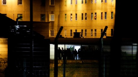 Les membres des unités pénitentiaires spécialisées ERIS interviennent, le 22 mars, à la prison d'Uzerche (Corrèze) après une mutinerie (image d'illustration).