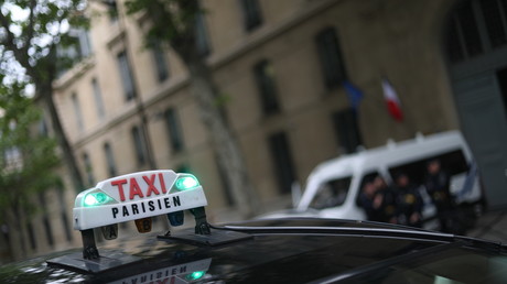Malgré l'angoisse, les chauffeurs de taxi poursuivent le travail