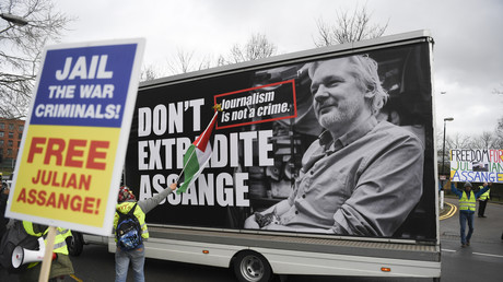 «C'est injuste et inhumain» : la juge refuse la libération sous caution d'Assange malgré le Covid-19