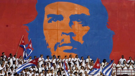 De jeunes médecins cubains participent à la cérémonie de remise des diplômes, le 19 septembre 2005 à La Havane. La brigade internationale Henry Reeve de 3 386 médecins spécialisés dans les catastrophes et les épidémies a été officiellement créée à La Havane.
