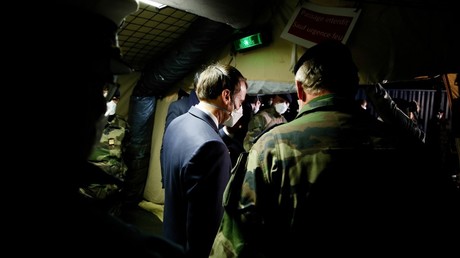 Emmanuel Macron dans l’hôpital militaire de campagne de Mulhouse (Haut-Rhin), le 25 mars 2020 (image d'illustration).