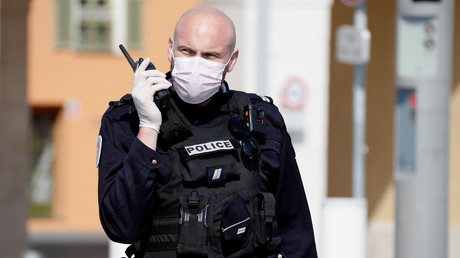 Un policier sur la Promenade des Anglais à Nice le 20 mars 2020 (image d'illustration).