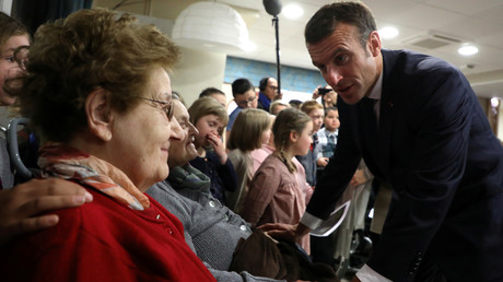 Emmanuel Macron visite un Ehpad, le 7 novembre 2018, à Rozoy-sur-Serre (image d'illustration).