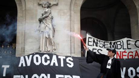 Des avocats français en grève contre le projet de loi sur la réforme des retraites  devant l'Opéra Garnier à Paris le 11 mars 2020.