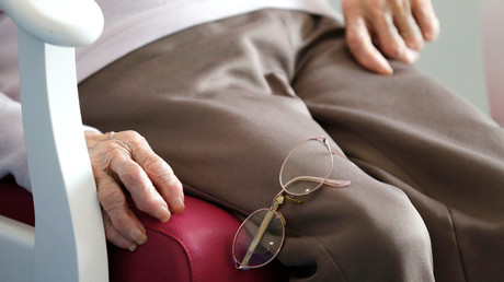 Des lunettes de vue sur les genoux d'une personne âgée en Ehpad (image d'illustration).
