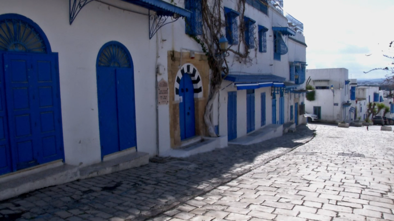 En Tunisie, le village touristique de Sidi Bou Saïd s'organise face à la crise du coronavirus