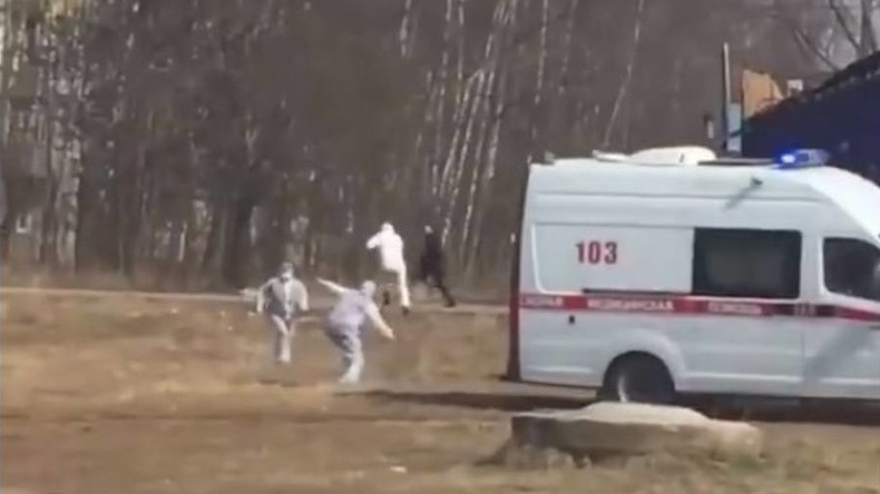 Russie : un patient potentiellement atteint du Covid-19 essaye de s'évader d'une ambulance (VIDEO)