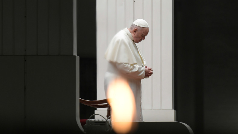 «Crucifiés de l'Histoire» : pour le pape, les soignants décédés du coronavirus sont morts au front