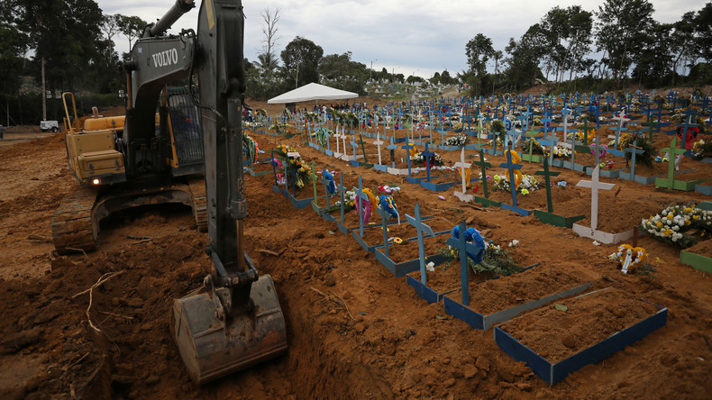 «Film d’horreur» : au Brésil, des cimetières creusent des fosses communes pour les morts du Covid