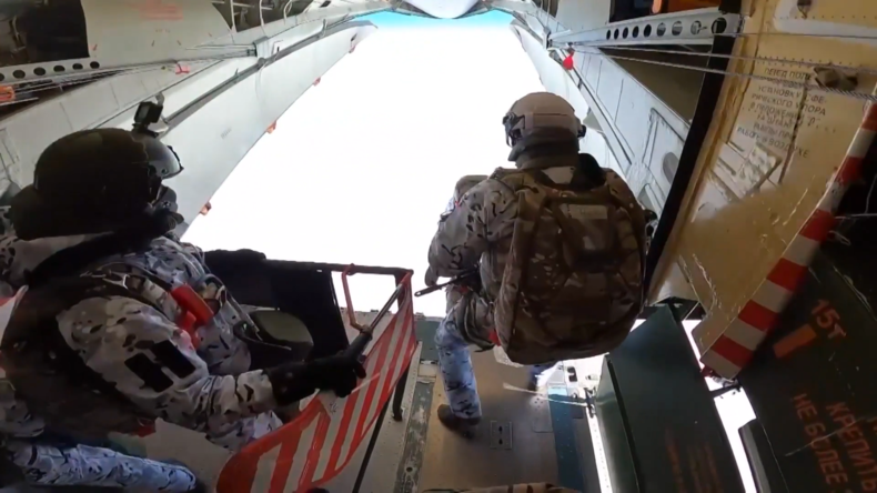 Arctique : des parachutistes russes sautent d'une altitude de 10 000 mètres