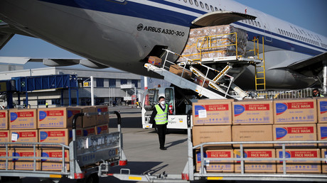 Des boîtes de masques de protection sont déchargées d'un avion d'Air China transportant des fournitures offertes par le gouvernement chinois à la Grèce, le 21 mars 2020 (image d'illustration).