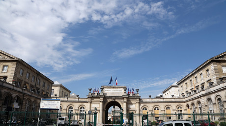 Après des agressions, des vigiles escortent les soignants de l'hôpital Lariboisière à Paris