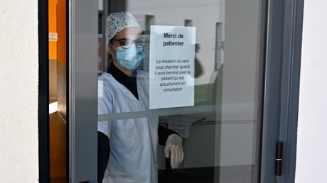 Une infirmière dans le cabinet d'un médecin dans l'Ouest de la France le 27, mars 2020.