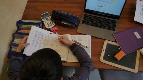 Un garçon confiné faisant ses devoirs à Montlouis-sur-Loire (Indre-et-Loire), le 21 mars 2020.