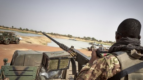 Un soldat de l'armée malienne lors d'une patrouille sur la route entre Mopti et Djenné, dans le centre du Mali, le 28 février 2020 (image d'illustration).