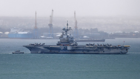 Le porte-avions Charles de Gaulle dans le port de Brest le 13 mars 2020 avant son départ en mission dans l'Atlantique.