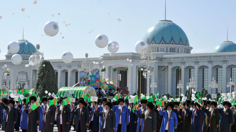 Mesures légères ou inexistantes face au Covid-19: certains pays refusent la stratégie du confinement
