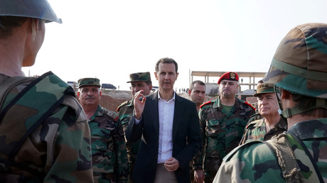 Le président syrien Bachar el-Assad rend visite aux troupes de l'armée syrienne dans la province d'Idlib, au nord-ouest de la Syrie, le 22 octobre 2019.  (Image d'illustration fournie par l'agence Sana)
