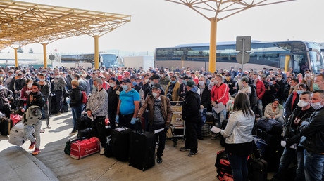 Des milliers de saisonniers roumains massés en attendant leur vol pour l'Allemagne