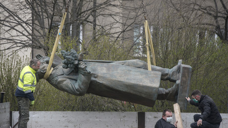 La Russie ouvre une enquête sur le démantèlement d'un monument soviétique à Prague