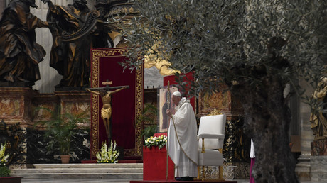 Le pape François lors de la messe du dimanche de Pâques le 12 avril 2020 à huis clos à la basilique Saint-Pierre du Vatican, pendant le verrouillage du pays visant à freiner la propagation du COVID -19.