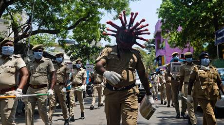 Un policier portant un casque imitant le Covid-19 participe à une marche pour sensibiliser le public à la pandémie, à Chennai le 12 avril 2020 (image d'illustration).