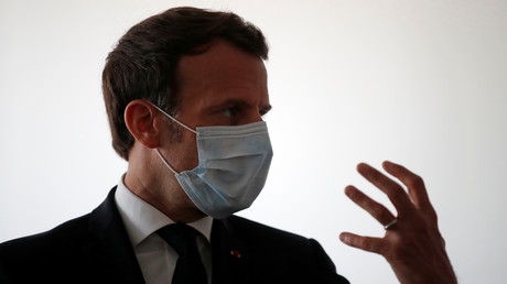 Emmanuel Macron se rend dans un centre médical de Pantin pour y rencontrer le personnel médical, le 7 avril 2020 (image d'illustration).