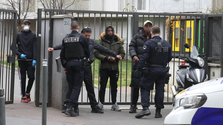 Contrôle de police des attestations dérogatoires de sortie relatives aux mesures de confinement à Saint-Ouen en Seine-Saint-Denis, le 2 avril (image d'illustration).