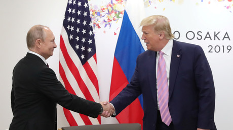 Le président russe Vladimir Poutine serre la main du président américain Donald Trump lors d'une réunion en marge du sommet du G20 à Osaka (Japon), le 28 juin 2019.