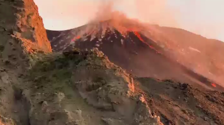 Italie : le volcan Stromboli se réveille de nouveau, une éruption spectaculaire
