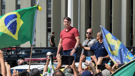 Le président brésilien Jair Bolsonaro rejoint un cortège pour protester contre la quarantaine et les mesures de distanciation sociale à Brasilia le 19 avril 2020 (image d'illustration).