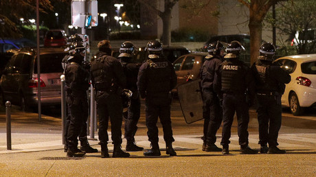 Des policiers nationaux déployés pour contenir des phénomènes de violences urbaines à Villeneuve-la-Garenne (Hauts-de-Seine) en plein confinement le 20 avril  2020 (image d'illustration).