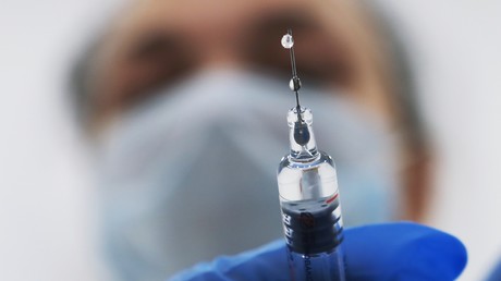 Un médecin prépare un vaccin contre la grippe
