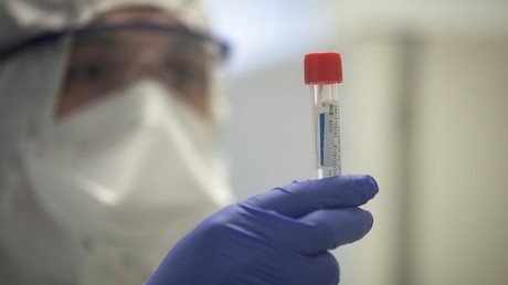 Un laborantin effectue des tests sur un échantillon potentiellement infecté par le Covid-19 à l'hôpital Henri Mondor de Créteil, près de Paris, le 6 mars 2020 (image d'illustration).