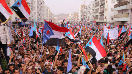 Des partisans du Conseil transitoire du Sud assistent à un rassemblement pour exiger l'indépendance du sud Yémen, dans la ville portuaire d'Aden, le 7 juillet 2017.
